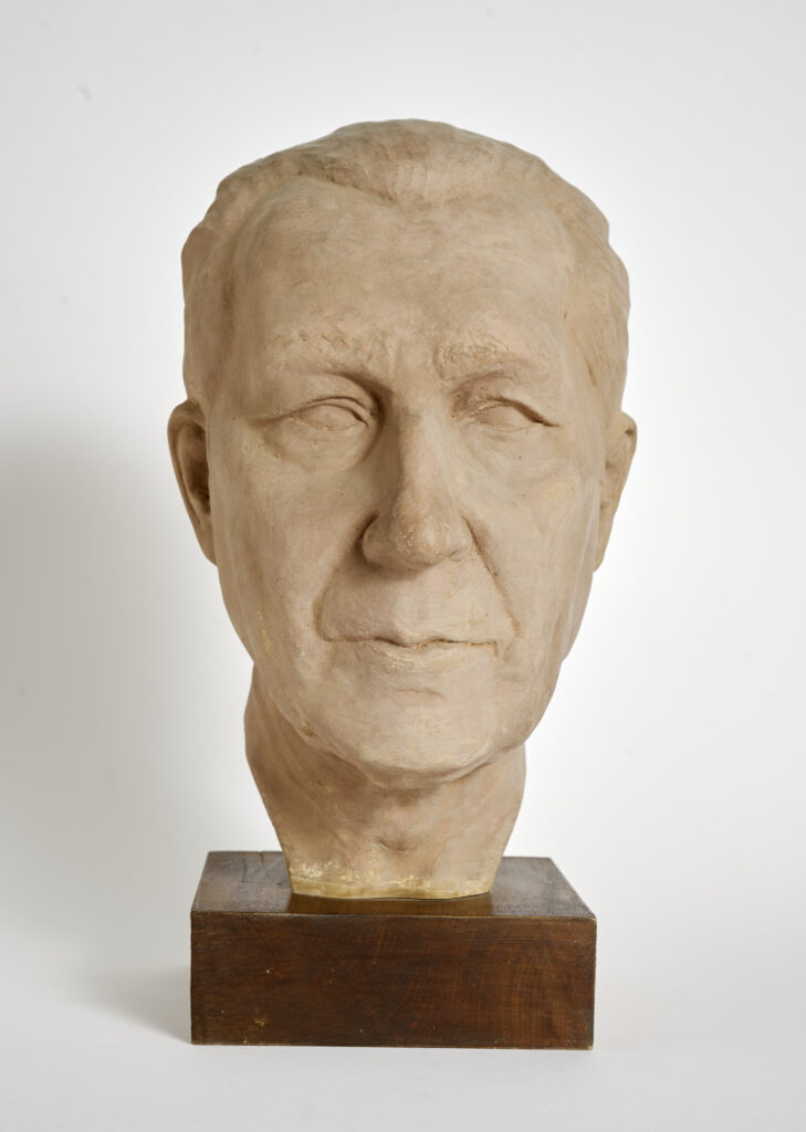 Hertha von Guttenberg: Hermann von Guttenberg, Gipsbüste, o.J. 42 x 21 x 27 cm, gebunden, aufgelockert Vorarbeit zur Bronzebüste im Botanischen Garten Rostock